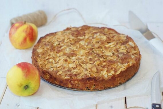 Apfel-Nusskuchen mit karamellisierten Mandelblättchen