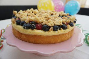 Beerenkuchen mit Vanillecreme und Streuseln