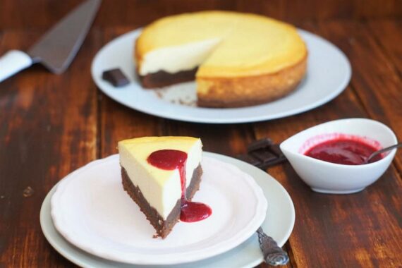 Brownie-Käsekuchen mit Himbeersoße