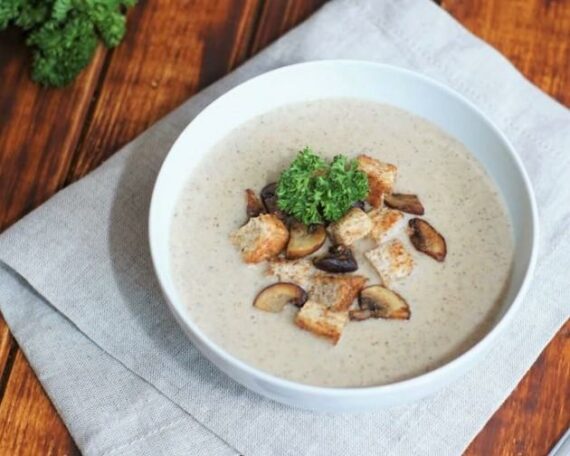 Champignoncremesuppe mit Pilzeinlage und Croutons