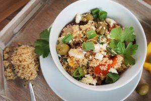 Couscous-Salat mit Feta und frischem Gemüse