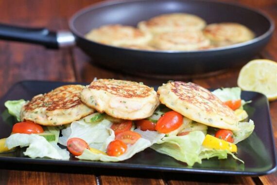 Feine Kartoffel-Lachs Taler auf buntem Salatbett