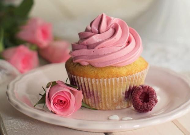 Himbeer-Cupcakes mit Swiss Meringue Buttercream – Be my valentine!