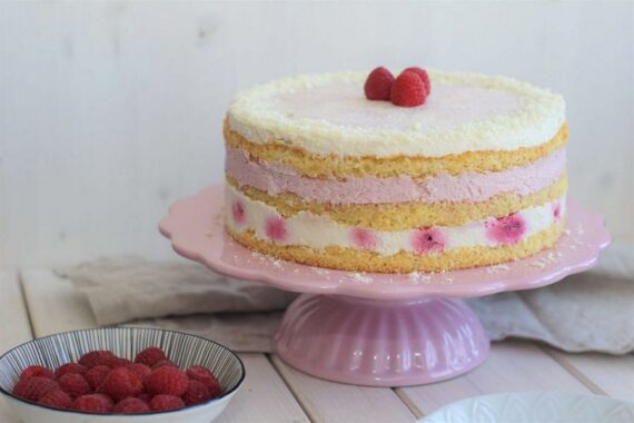 Himbeer-Joghurt Torte mit weißer Schokolade