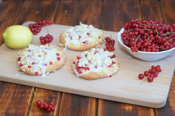 Johannisbeer-Pudding Streuseltaler – unglaublich weich, saftig und crunchy