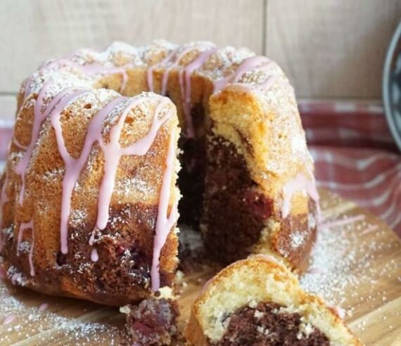 Marmorkuchen mit Sauerkirschen Guglhupf