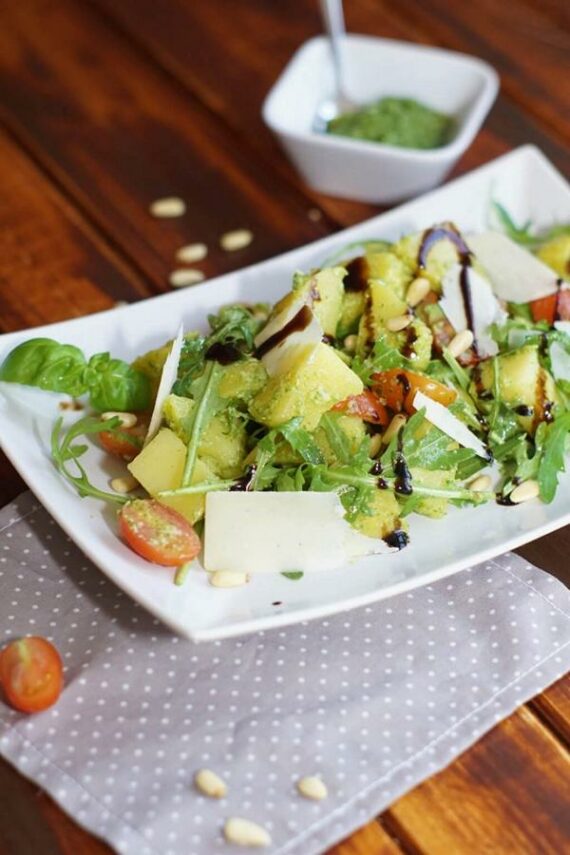 Mediterraner Kartoffelsalat mit Basilikum-Pesto