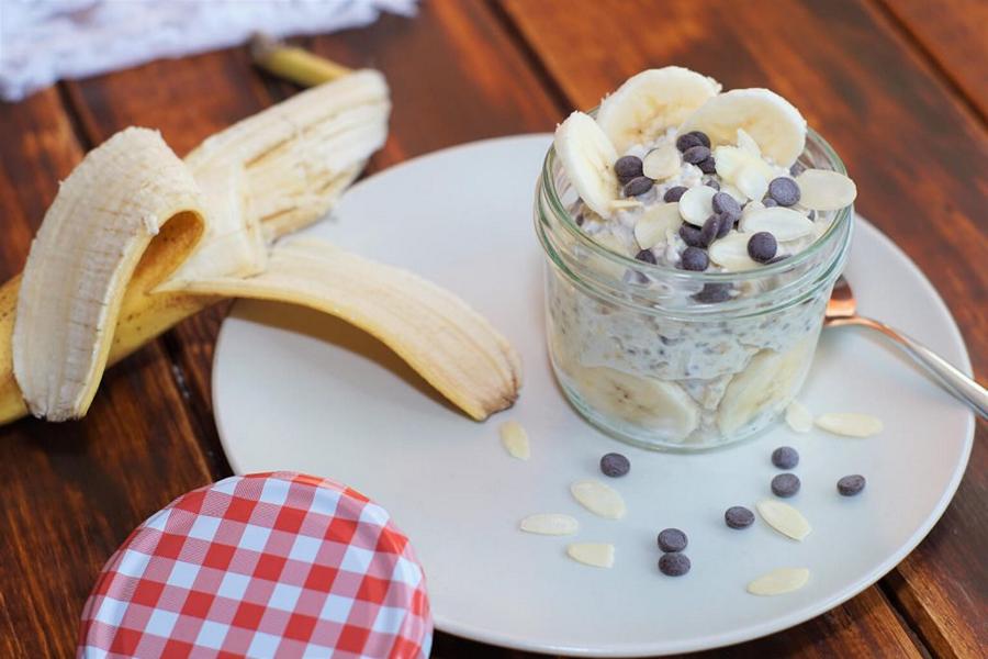 Overnight Oat mit Banane und Schokodrops – wie Bananensplit zum Frühstück