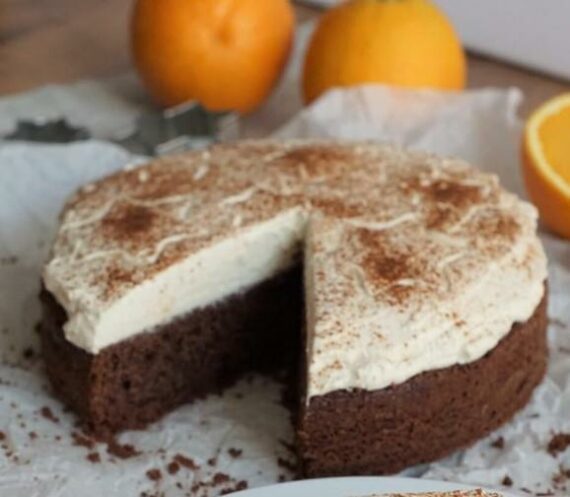 Weihnachtlicher Gewürzkuchen mit Orangen-Zimt-Sahne