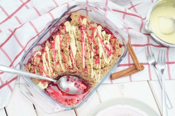 Winterliches Beeren Crumble mit weißer Schokolade